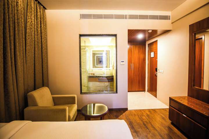Room 14 of 37