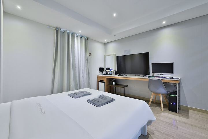 Room 10 of 34