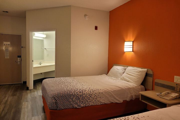 1 Double Bed Accessible (8 of 40)