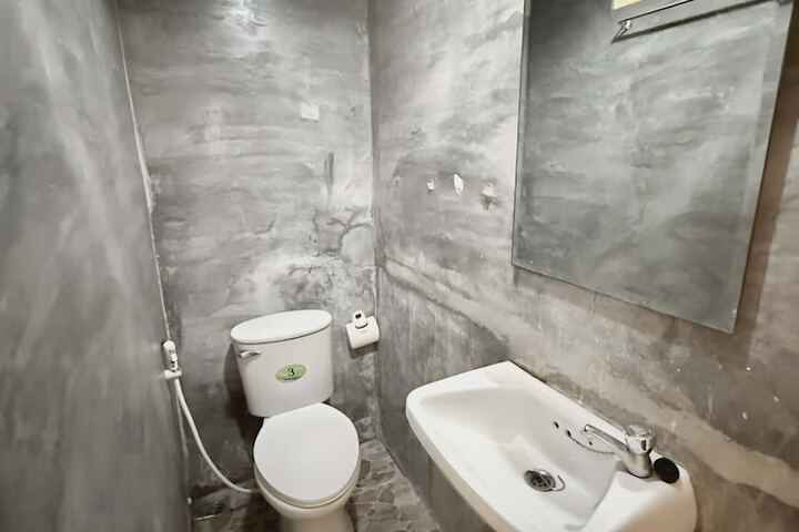 Room 6 of 12