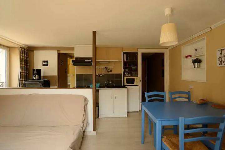 Room 4 of 11