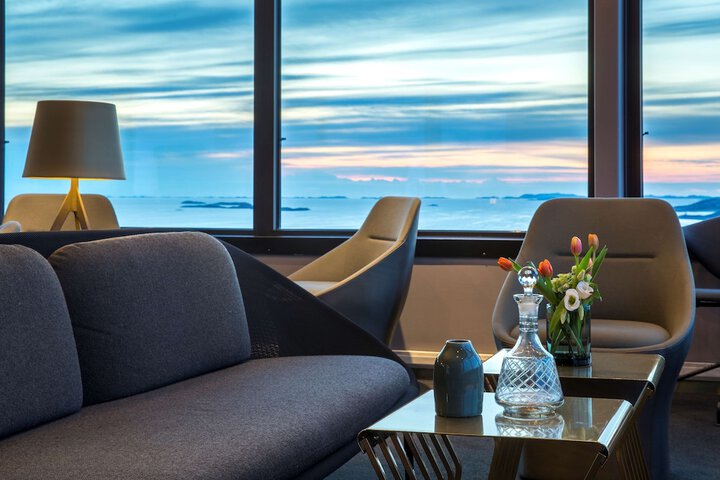 Lounge 65 of 86