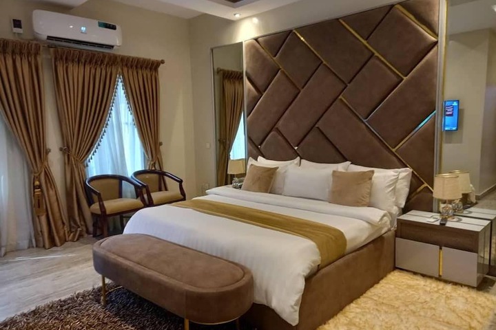 Room 27 of 74