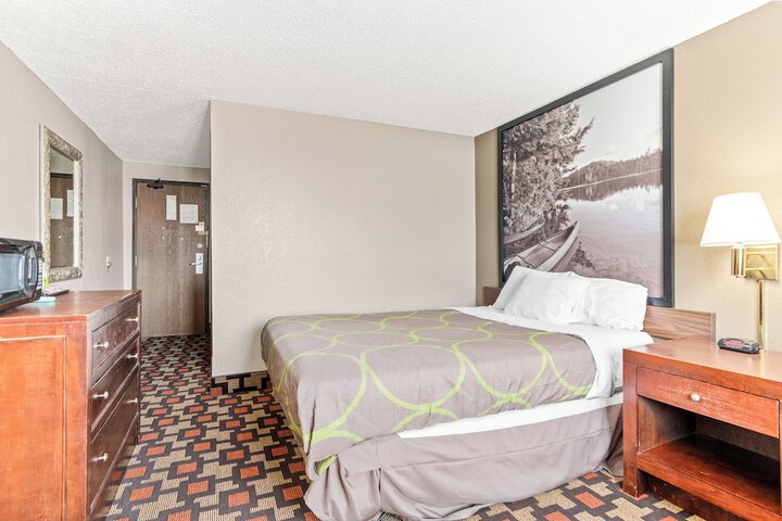 Deluxe Queen Bed (3 of 9)
