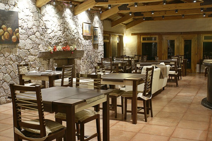 Dining 32 of 44