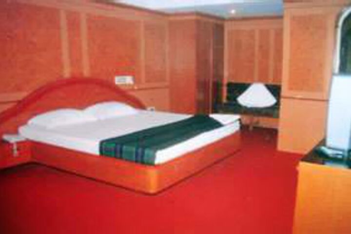 Room 9 of 14
