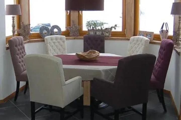 Dining 11 of 22
