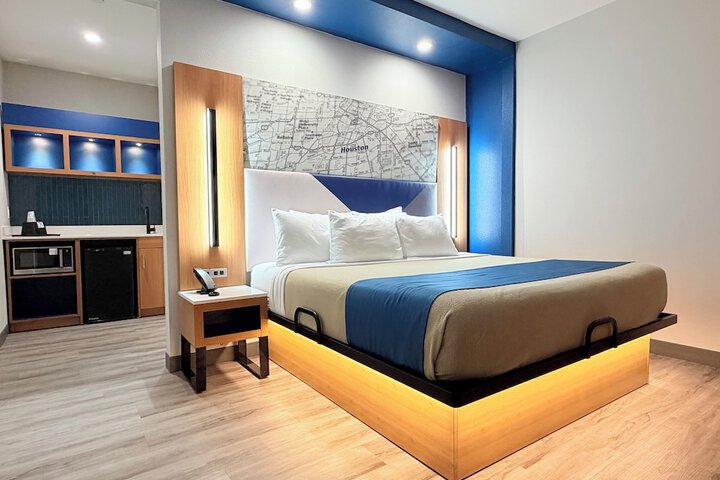 Room 9 of 32