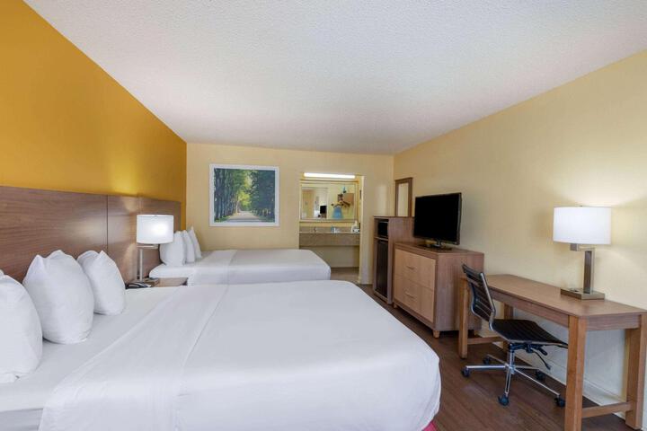 2 Queen Beds (12 of 19)