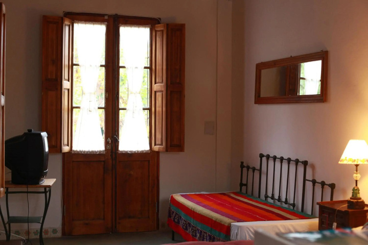Room 2 of 10