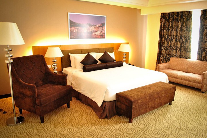 Room 3 of 95