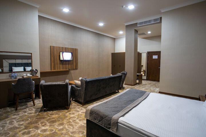 Room 6 of 19
