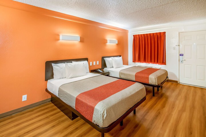 2 Double Beds (14 of 14)