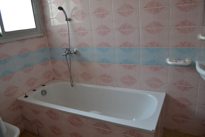 Deep soaking bathtub