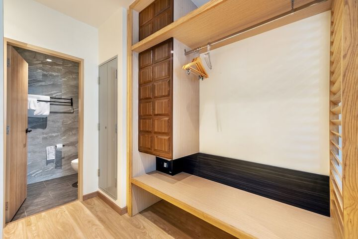 Room 10 of 90