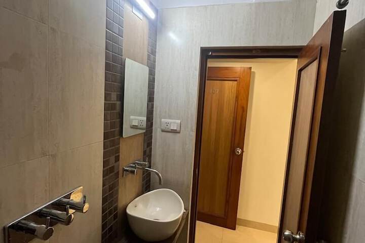 Room 10 of 16