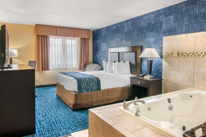 1 Queen Bed Microwave, Refrigerator Work Desk WiFi Full Breakfast (1 of 17)