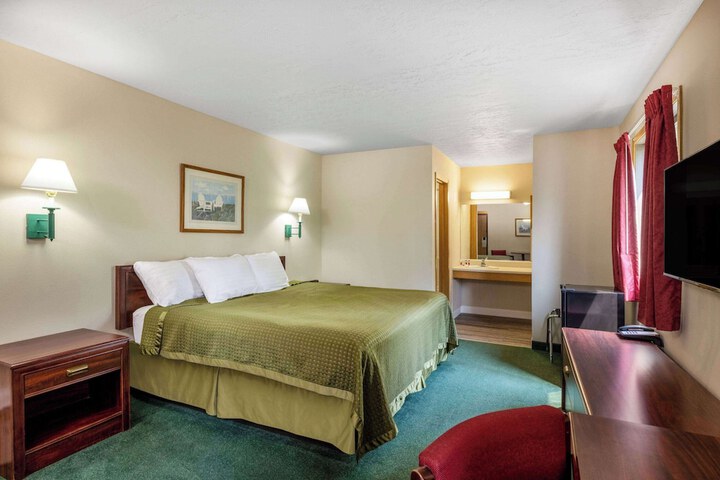 1 King Bed (13 of 15)