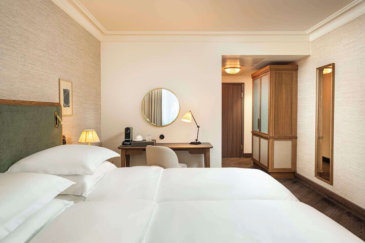 Room 9 of 36