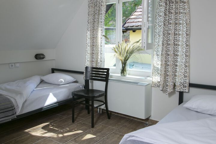 Room 4 of 65