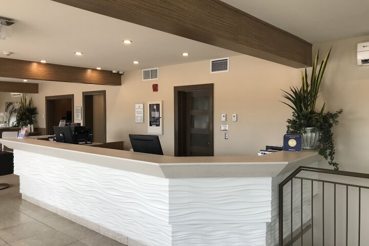 Check-in/check-out kiosk