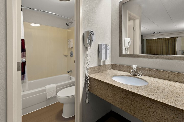 2 Double Beds (7 of 9)
