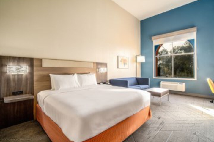 Room 4 of 18