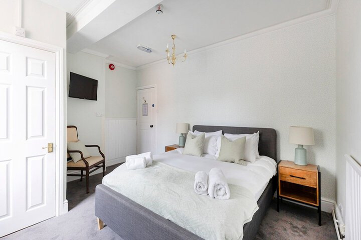 Room 4 of 34
