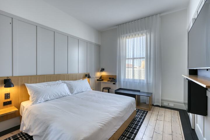 Room 4 of 34