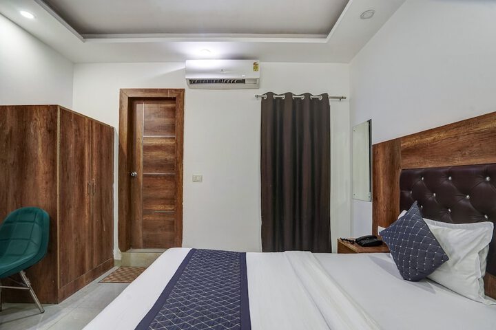 Room 13 of 23