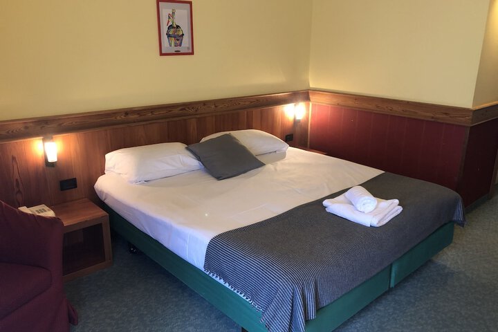 Room 8 of 48