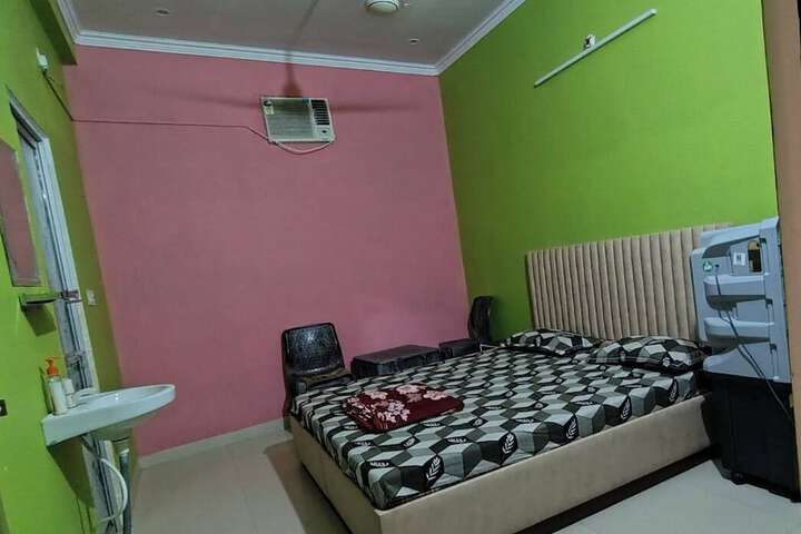 Room 6 of 8