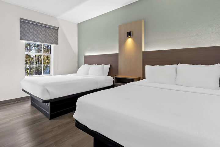 3 Queen Beds Efficiency Accessible (9 of 10)