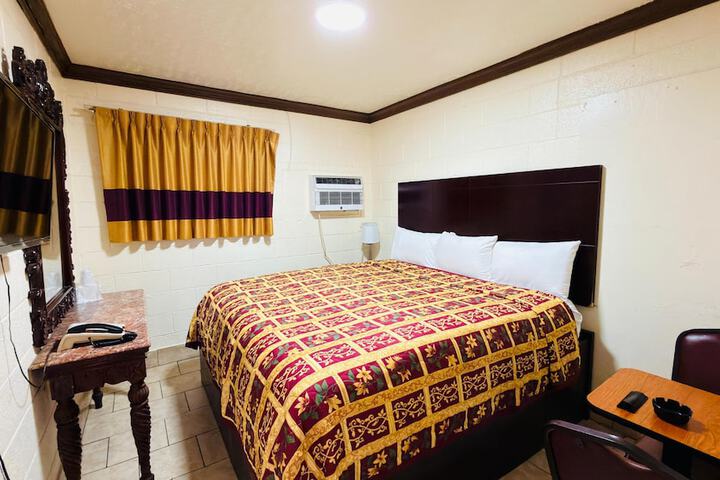 Room 4 of 18