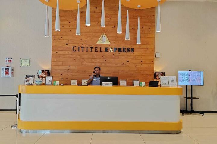 Check-in/check-out kiosk