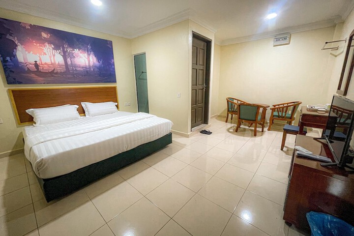 Room 4 of 8