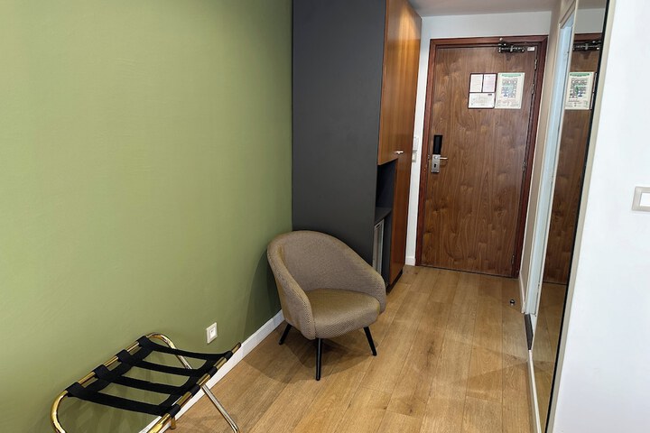 Room 16 of 38