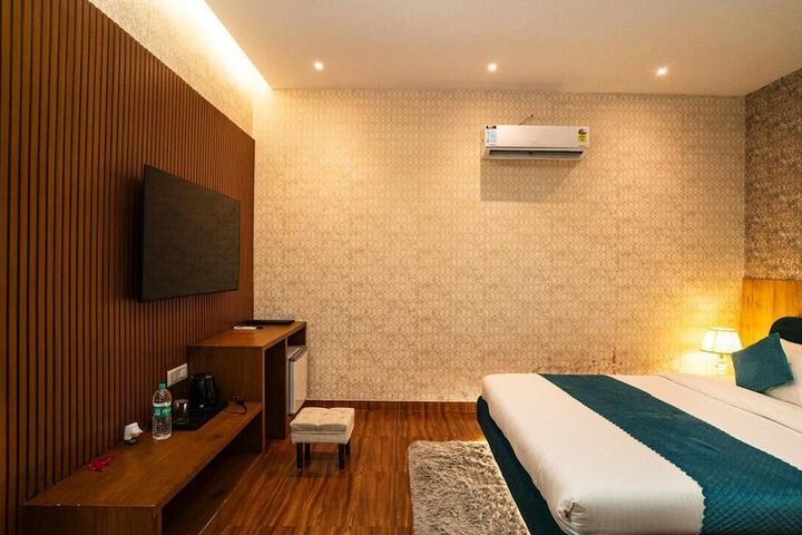Room 3 of 16