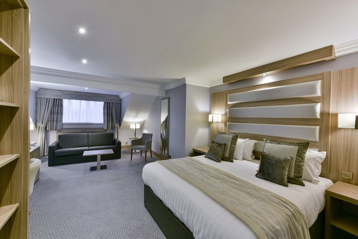Room 18 of 100