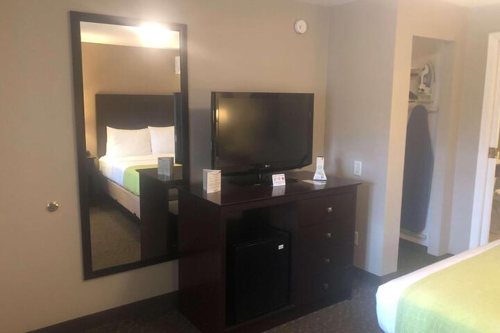 1 Queen Bed Corner Room Lounge Chair Work Desk Refrigerator WiFi Full Breakfast (12 of 16)