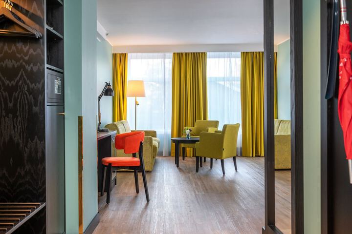 Room 8 of 90