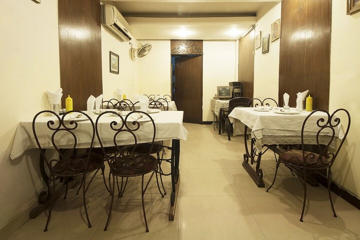 Ballroom/Hall 23 of 27