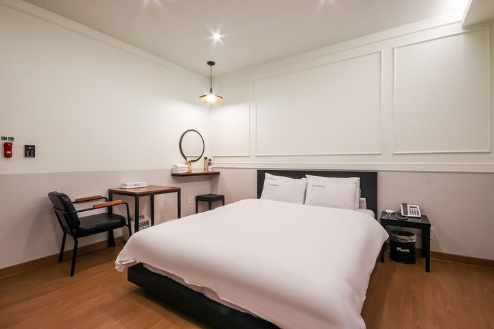 Room 9 of 37