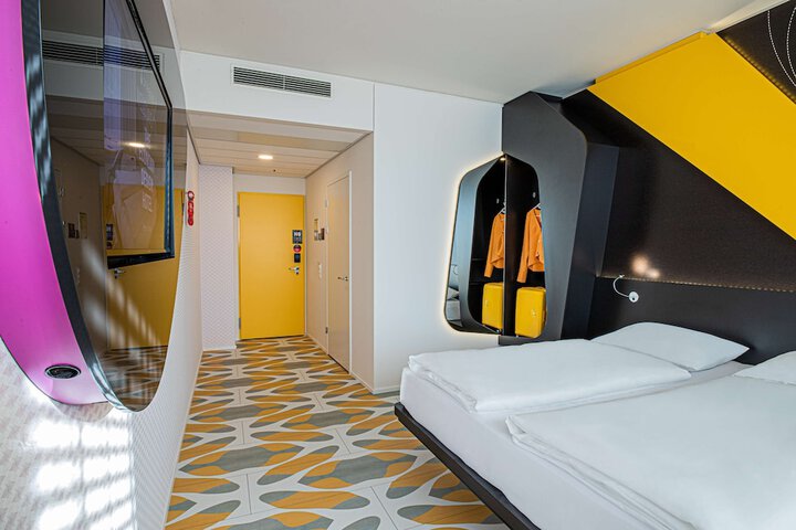Room 8 of 87