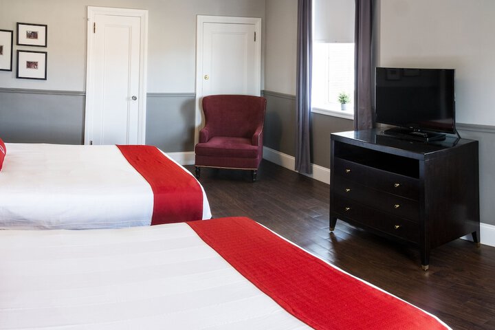 Standard Queen Bed City View (7 of 12)