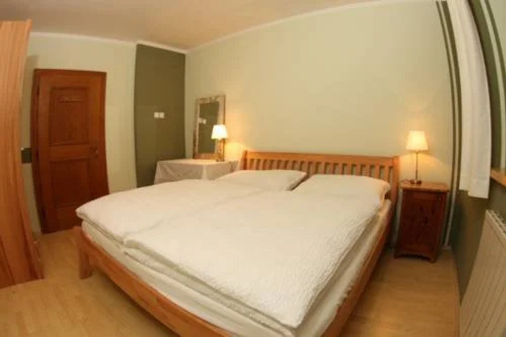 Room 4 of 18