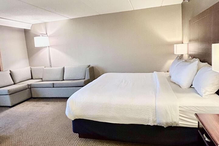 1 King Bed Deluxe River View Sofa Bed Microwave and Refrigerator High Speed Internet Accessible Coffee Maker (30 of 31)