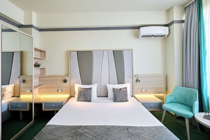 Room 11 of 38