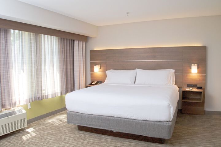 1 King Bed (1 of 11)
