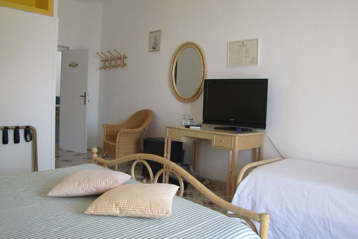Room 4 of 68